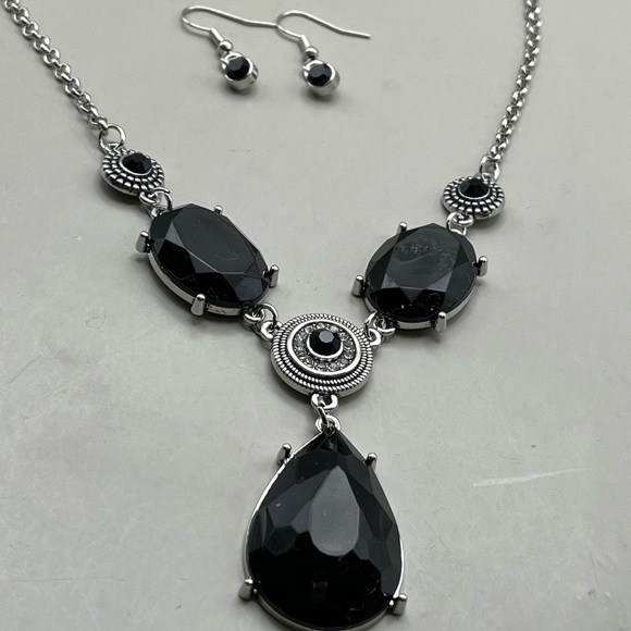 Jewelry - Elegant Black and Silver Necklace and Earring Set